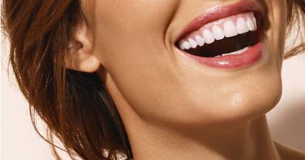 sourire d'une femme avec des dents blanches