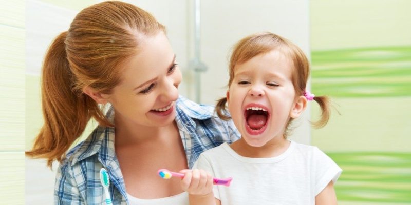 un enfant avec une brosse à dent