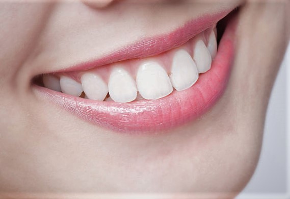 Le sourire d'une femme avec des dents blanches