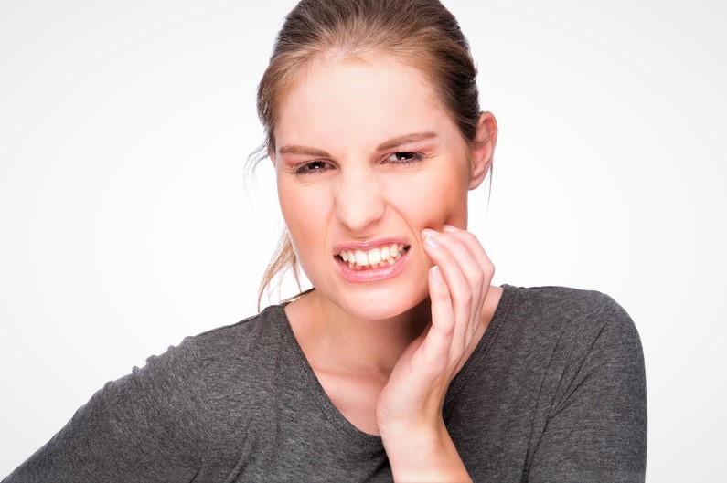 femme avec douleur dans les dents